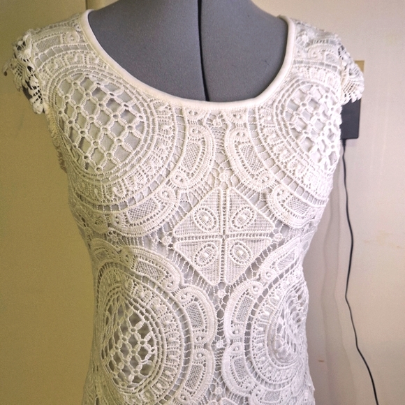 Sequin Heart White Lace W/ Cap Sleeves&Keyhole Back.     Size 5 - Picture 3 of 8